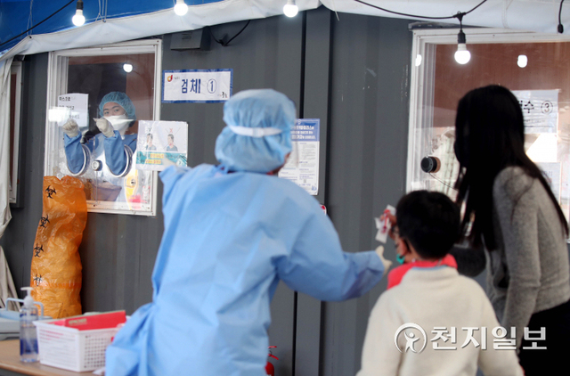 [천지일보=박준성 기자] 국내 신종 코로나바이러스 감염증(코로나19) 신규 확진자가 2325명으로 집계된 13일 서울 중구 서울역 광장에 설치된 임시선별검사소에서 의료진이 시민들의 코로나19 검사를 안내하고 있다. ⓒ천지일보 2021.11.13