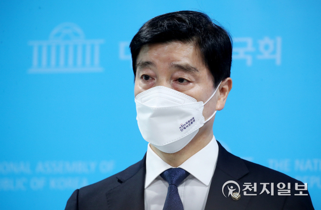 [천지일보=박준성 기자] 더불어민주당 선대위 배우자실장 이해식 의원과 신현영 대변인이 12일 서울 여의도 국회 소통관에서 이재명 후보 부인 김혜경씨의 부상과 경위 관련 기자회견을 마친 뒤 취재진의 질문에 답하고 있다. ⓒ천지일보 2021.11.12