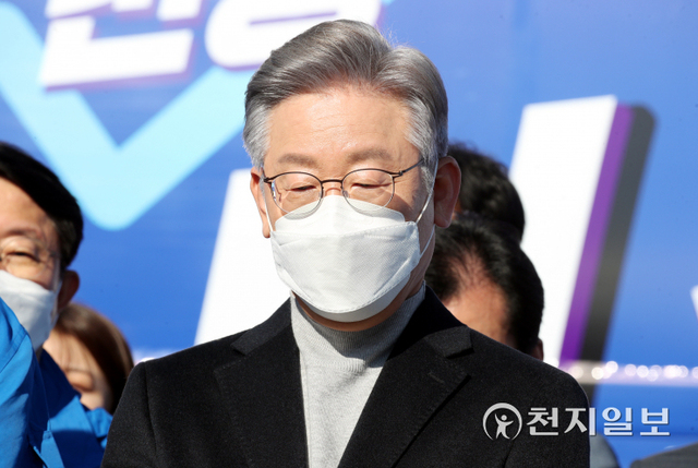 [천지일보=박준성 기자] 더불어민주당 이재명 대선후보가 12일 서울 여의도 국회 본청 앞에서 열린 ‘매타버스 출발 국민보고회’에서 잠시 생각에 잠겨 있다. ⓒ천지일보 2021.11.12