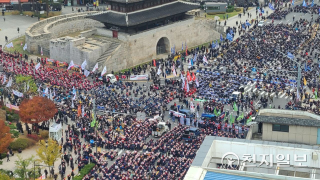 [천지일보=박준성 기자] 전국민주노동조합총연맹(민주노총)이 13일 오후 2만여명이 참가하는 전국노동자대회 장소를 동대문역 인근으로 정하고 집결해 있다. ⓒ천지일보 2021.11.13