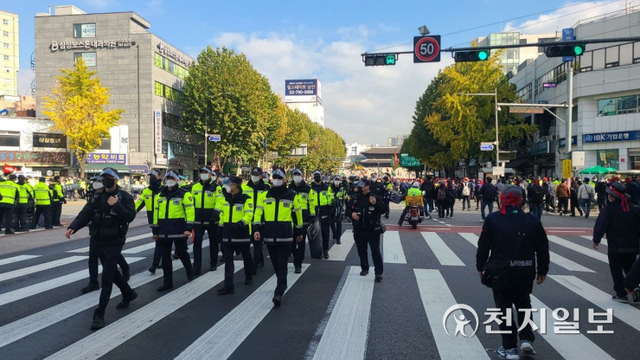 [천지일보=박준성 기자] 전국민주노동조합총연맹(민주노총)이 13일 2만여명이 참가하는 전국노동자대회 장소를 동대문 사거리로 정하고 집결하고 있는 가운데 집회 현장에 경찰력이 투입되고 있다. ⓒ천지일보 2021.11.13