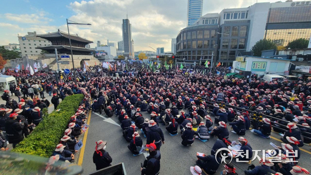 [천지일보=박준성 기자] 전국민주노동조합총연맹(민주노총)이 13일 2만여명이 참가하는 전국노동자대회 장소를 동대문 사거리로 정하고 도로를 점거한 채 집결해 있다. ⓒ천지일보 2021.11.13