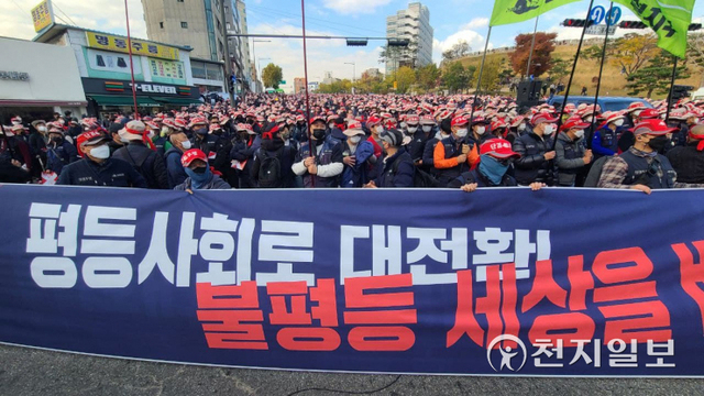 [천지일보=박준성 기자] 전국민주노동조합총연맹(민주노총)이 13일 2만여명이 참가하는 전국노동자대회 장소를 동대문 사거리로 정하고 집결하고 있다. ⓒ천지일보 2021.11.13