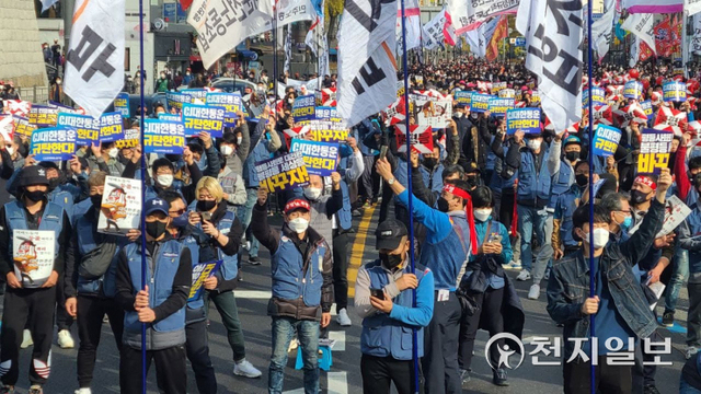 [천지일보=박준성 기자] 전국민주노동조합총연맹(민주노총)이 13일 2만여명이 참가하는 전국노동자대회 장소를 동대문 사거리로 정하고 집결해 있다. ⓒ천지일보 2021.11.13