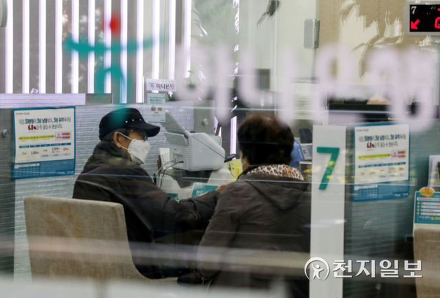 [천지일보=남승우 기자] 은행권이 가계대출 고강도 관리에 돌입한 가운데 하나은행이 오늘부터 신용대출과 주택담보대출 상품의 판매를 동시에 중단한다. 주택과 상가, 오피스텔, 토지 등 부동산 담보대출은 중단되지만, 실수요자를 위한 전세자금대출과 집단잔금대출, 서민금융상품 판매는 유지한다. 비대면 대출상품인 하나원큐 신용대출, 하나원큐 아파트론 판매는 지난 19일 저녁부터 중단했다. 사진은 20일 서울 중구 하나은행 영업부 모습. ⓒ천지일보 2021.10.20