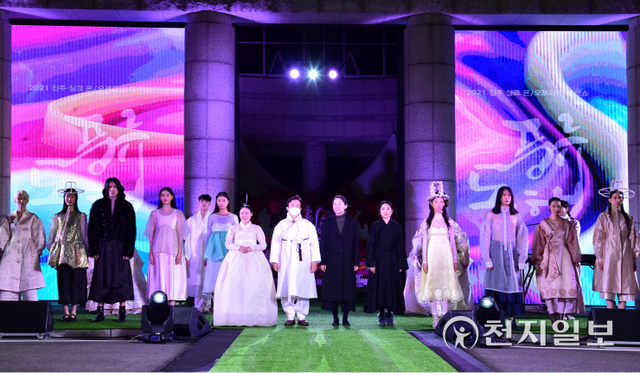 지난 12일 진주시청 앞 광장에서 ‘2021 진주실크 패션쇼’가 열리고 있다. (제공: 진주시) ⓒ천지일보 2021.11.14