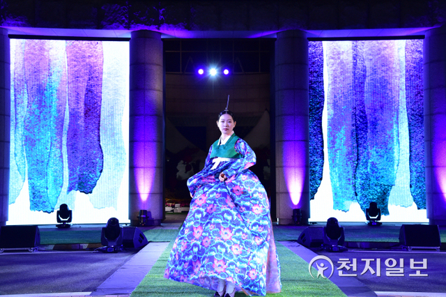 지난 12일 진주시청 앞 광장에서 ‘2021 진주실크 패션쇼’가 열리고 있다. (제공: 진주시) ⓒ천지일보 2021.11.14