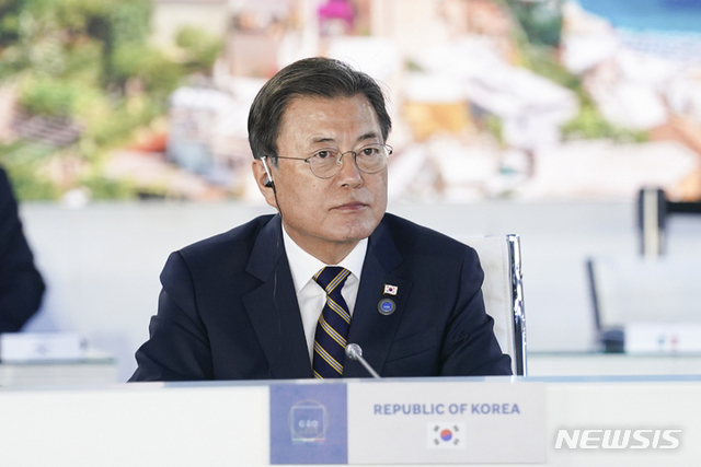 [로마=뉴시스] 김진아 기자 = G20 정상회의를 참석 중인 문재인 대통령이 31일 오후 이탈리아 로마 누볼라컨벤션센터에서 열린 공급망 회복력 관련 글로벌 정상회의에서 조 바이든 미국대통령의 발언을 경청하고 있다.