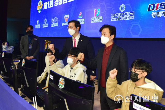 지난 13일 ‘제1회 경남도지사배 e스포츠 캠퍼스 대항전’ 결승전에서 조규일 시장(오른쪽)과 강민국 국회의원이 학생 참가자들과 기념촬영을 하고 있다. (제공: 진주시) ⓒ천지일보 2021.11.14