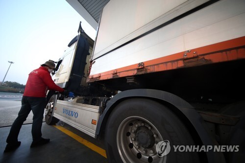 ‘반가운 요소수’(완주=연합뉴스) 14일 오후 요소수 주요 거점지역 주유소 중 한 곳인 전북 완주군 호남고속도로 천안방향 이서주유소에서 관계자가 화물차에 요소수를 주입하고 있다.환경부는 롯데정밀화학에서 차량용 요소수 약 180만L를 화물차들의 접근이 용이하고 이용 빈도가 높은 전국 100개 주유소에 13일 오전 6시부터 순차적으로 공급한다고 지난 12일 밝혔다.