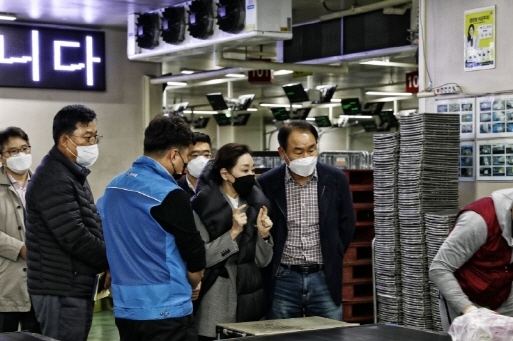 구지은 아워홈 부회장(가운데)과 김태준 사장(오른쪽)이 지난 4일 자사 동서울물류센터를 방문해 현장 경영에 나서고 있다. (제공: 아워홈)