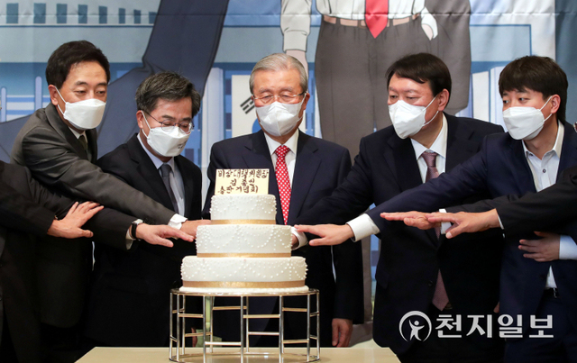[천지일보=박준성 기자] 15일 서울 용산구 그랜드 하얏트 서울 호텔에서 열린 만화로 읽는 오늘의 인물이야기 ‘비상대책위원장-김종인’ 출판기념회에서 김종인 전 비대위원장과 국민의힘 이준석 대표, 윤석열 대선후보, 김동연 전 경제부총리 등 참석자들이 기념 케이크 커팅을 하고 있다. ⓒ천지일보 2021.11.15