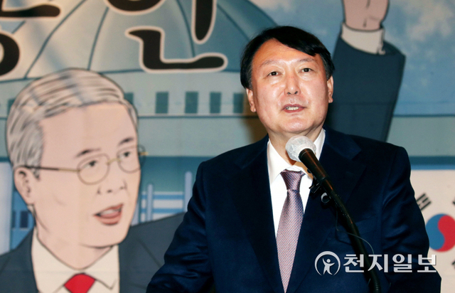 [천지일보=박준성 기자] 국민의힘 윤석열 대선후보가 15일 서울 용산구 그랜드 하얏트 서울 호텔에서 열린 만화로 읽는 오늘의 인물이야기 ‘비상대책위원장-김종인’ 출판기념회에 참석해 축사를 하고 있다. ⓒ천지일보 2021.11.15