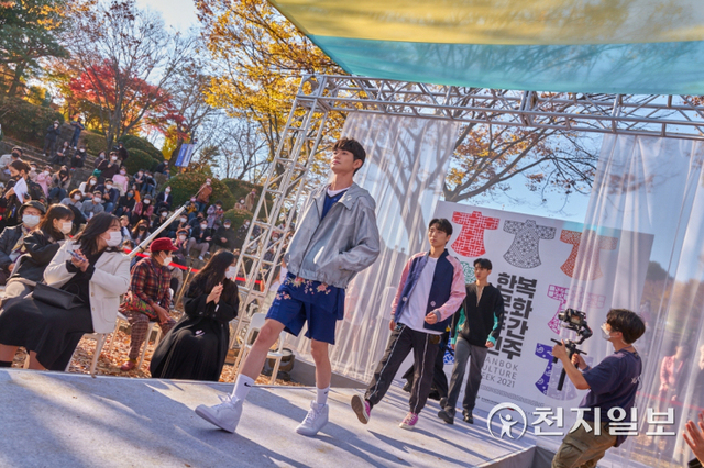 [천지일보 진주=최혜인 기자] 지난 13일 진주성 야외공연장에서 조규일 시장과 강민국 국회의원, 이상영 시의장을 비롯한 각급 단체장과 시민들이 참여한 가운데 한복문화주간의 메인행사인 ‘MZ세대 한복패션쇼’가 열려 한복정장과 스쿨룩을 선보이고 있다.5000년 삶의 스토리를 담아온 한복의 가치를 계승하고 현재와 호흡하는 한복문화를 제안하는 신한복 패션쇼로 기획된 이번 행사에는 김리을 패션디자이너의 한복 정장 등 새로운 패션이 선을 보여 관람객들로부터 호응을 얻었다.본격적인 패션쇼에 앞서 깜짝 워킹을 선보인 조규일 진주시장은 “한복은 우리 민족의 정체성을 가장 잘 보여주는 전통 복식이지만 불편하다는 이유로 일상화되지 못하고 있어 많이 아쉽다”며 “한복에 대한 새로운 발견과 대중화를 통해 한복차림이 일상화될 수 있도록 다양한 시책을 발굴·지원하고 실크산업이 함께 발전해나갈 수 있도록 노력할 것”이라고 말했다. (사진 제공: 진주시) ⓒ천지일보 2021.11.15