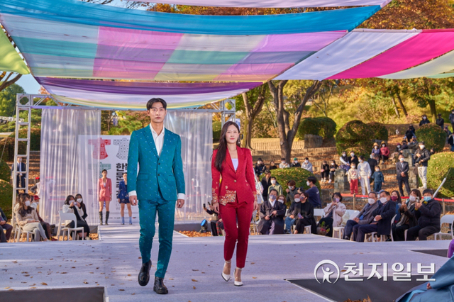 [천지일보 진주=최혜인 기자] 지난 13일 진주성 야외공연장에서 조규일 시장과 강민국 국회의원, 이상영 시의장을 비롯한 각급 단체장과 시민들이 참여한 가운데 한복문화주간의 메인행사인 ‘MZ세대 한복패션쇼’가 열려 한복정장과 스쿨룩을 선보이고 있다.5000년 삶의 스토리를 담아온 한복의 가치를 계승하고 현재와 호흡하는 한복문화를 제안하는 신한복 패션쇼로 기획된 이번 행사에는 김리을 패션디자이너의 한복 정장 등 새로운 패션이 선을 보여 관람객들로부터 호응을 얻었다.본격적인 패션쇼에 앞서 깜짝 워킹을 선보인 조규일 진주시장은 “한복은 우리 민족의 정체성을 가장 잘 보여주는 전통 복식이지만 불편하다는 이유로 일상화되지 못하고 있어 많이 아쉽다”며 “한복에 대한 새로운 발견과 대중화를 통해 한복차림이 일상화될 수 있도록 다양한 시책을 발굴·지원하고 실크산업이 함께 발전해나갈 수 있도록 노력할 것”이라고 말했다. (사진 제공: 진주시) ⓒ천지일보 2021.11.15