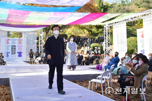 [천지일보 진주=최혜인 기자] 지난 13일 진주성 야외공연장에서 조규일 시장과 강민국 국회의원, 이상영 시의장을 비롯한 각급 단체장과 시민들이 참여한 가운데 한복문화주간의 메인행사인 ‘MZ세대 한복패션쇼’가 열려 한복정장과 스쿨룩을 선보이고 있다.5000년 삶의 스토리를 담아온 한복의 가치를 계승하고 현재와 호흡하는 한복문화를 제안하는 신한복 패션쇼로 기획된 이번 행사에는 김리을 패션디자이너의 한복 정장 등 새로운 패션이 선을 보여 관람객들로부터 호응을 얻었다.본격적인 패션쇼에 앞서 깜짝 워킹을 선보인 조규일 진주시장은 “한복은 우리 민족의 정체성을 가장 잘 보여주는 전통 복식이지만 불편하다는 이유로 일상화되지 못하고 있어 많이 아쉽다”며 “한복에 대한 새로운 발견과 대중화를 통해 한복차림이 일상화될 수 있도록 다양한 시책을 발굴·지원하고 실크산업이 함께 발전해나갈 수 있도록 노력할 것”이라고 말했다. (사진 제공: 진주시) ⓒ천지일보 2021.11.15