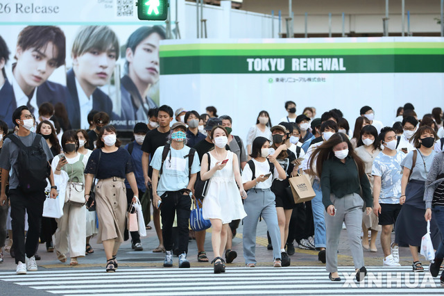 일본 도쿄 시부야에서 마스크를 쓴 사람들이 건널목을 건너고 있는 모습. (출처: 뉴시스)