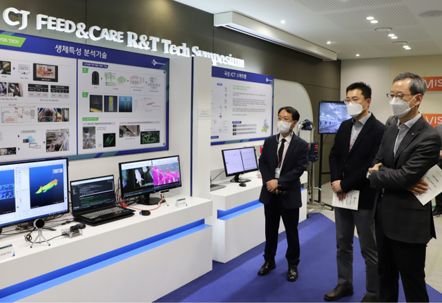 최은석 CJ제일제당 대표(오른쪽)와 김선강 CJ Feed&Care 대표(가운데), 이오형 CJ Feed&Care R&T담당(왼쪽)이 지난 15~16일 열린 자회사 CJ Feed&Care ‘기술 심포지엄’에 참석해 연구원의 설명을 듣고 있다. (제공: CJ제일제당)