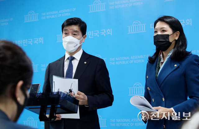 [천지일보=박준성 기자] 더불어민주당 선대위 배우자실장 이해식 의원과 신현영 대변인이 12일 서울 여의도 국회 소통관에서 이재명 후보 부인 김혜경씨의 부상과 경위 관련 기자회견을 마친 뒤 취재진의 질문에 답하고 있다. ⓒ천지일보 2021.11.12