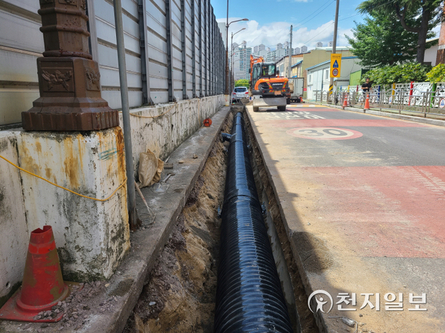 파손 등 결함이 심한 노후하수관로를 정비하는 모습. (제공: 진주시) ⓒ천지일보 2021.11.16