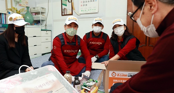 조은기 교촌에프앤비㈜ 총괄사장(왼쪽 두번째)이 16일 서울시 도봉구에 위치한 방아골종합사회복지관에서 치킨 나눔 활동에 참석, 임직원들과 함께 지역 내 가정을 방문해 치킨과 식료품 키트를 전달하고 있다. (제공: 교촌에프앤비㈜)