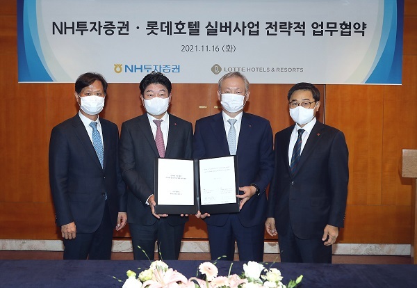 이봉철 롯데그룹 호텔&서비스 BU장·NH투자증권 정영채 대표이사·롯데호텔 김현식 대표이사·NH투자증권 최승호 IB2 사업부 대표가 업무협약식을 마치고 기념촬영을 하고 있다. (제공: 롯데호텔)
