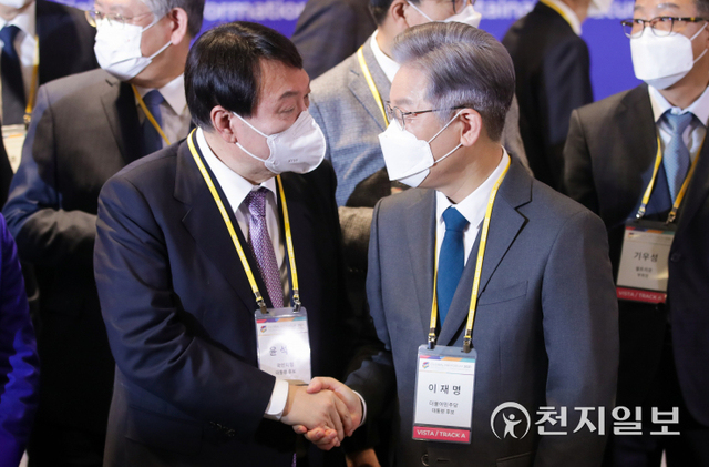 [천지일보=박준성 기자] 더불어민주당 이재명, 국민의힘 윤석열 대선후보가 10일 서울 광진구 그랜드 워커힐 서울에서 열린 글로벌인재포럼2021 VIP간담회에서 악수하고 있다. ⓒ천지일보 2021.11.10