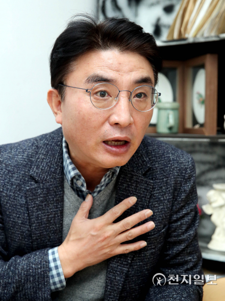 [천지일보=박준성 기자] 김득의 금융정의연대 대표가 지난 8일 서울 영등포구 소재 사무실에서 정은보 금융감독원장의 종합검사 개편에 대해 ‘금융사에 선물을 끌어준 격’이라며 비판하고 있다. ⓒ천지일보 2021.11.16