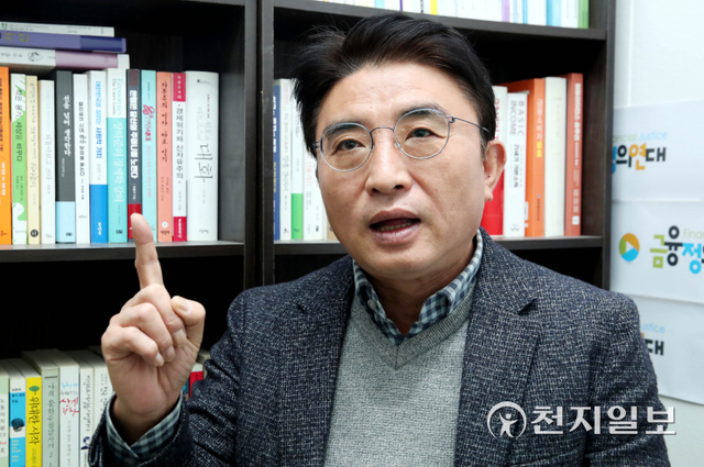 [천지일보=박준성 기자] 김득의 금융정의연대 대표가 지난 8일 서울 영등포구 소재 사무실에서 머지포인트 사태에 대해 ‘금융감독원의 무능을 단편적으로 보여주는 사태’라고 지적하고 있다. ⓒ천지일보 2021.11.16