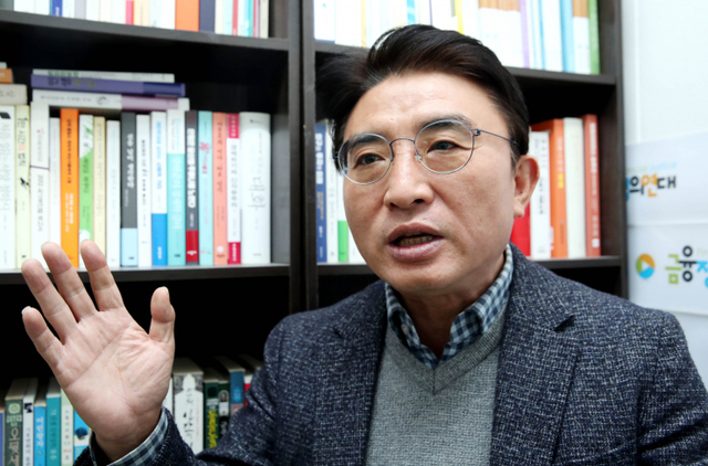 [천지일보=박준성 기자] 김득의 금융정의연대 대표가 지난 8일 서울 영등포구 소재 사무실에서 내년 가계대출 전망에 대해 말하고 있다. ⓒ천지일보 2021.11.16