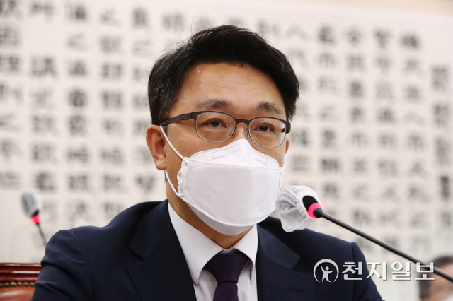[천지일보=박준성 기자] 김진욱 공수처장이 12일 서울 여의도 국회에서 열린 법제사법위원회의 고위공직자범죄수사처에 대한 첫 국정감사에서 질의에 답하고 있다. (공동취재사진) ⓒ천지일보 2021.10.12