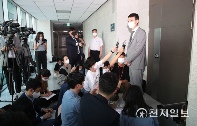 [천지일보=박준성 기자] 고위공직자비리수사처(공수처) 수사관들이 10일 서울 여의도 국회 의원회관에서 ‘고발사주’ 의혹의 핵심 인물인 국민의힘 김웅 의원의 사무실을 압수 수색하는 가운데 김웅 의원이 공수처 압수 수색 과정에서의 문제점을 지적하고 있다. ⓒ천지일보 2021.9.10