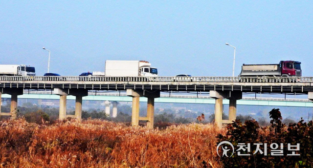 강원 원주 문막교에 많은 화물차가 다리를 건너고 있다. ⓒ천지일보 2021.11.17