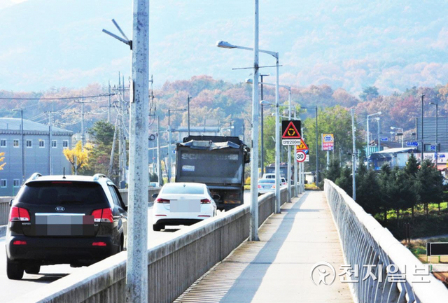원주 문막교 다리위를 많은 자동차들이 통과하고 있다. ⓒ천지일보 2021.11.17