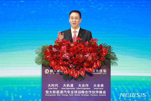 [광저우(중국)=AP/뉴시스]지난 2019년 12월12일 광둥성 광저우에서 열린 헝다자동차 개발 관련 행사에서 쉬자인 헝다설립자이자 회장이 연설하고 있다.