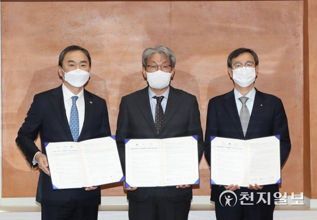 정읍시와 대상㈜, (재)한국기후변화연구원이 17일 중장기적 정읍시 탄소중립 달성과 농업 분야 저탄소화를 통한 자체 경쟁력 강화와 사회적 가치 실현을 위해 사회공헌사업 업무 협약을 체결하고 있다. (제공: 정읍시) ⓒ천지일보 2021.11.17