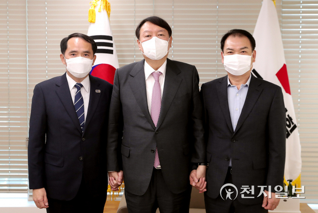 [천지일보=박준성 기자] 국민의힘 윤석열 대선후보가 17일 서울 여의도 당사에서 최원일 전 천안함 함장, 고 이상희 하사의 부친인 이성우 천안함 유족회장과 면담 후 기념촬영하고 있다. ⓒ천지일보 2021.11.17