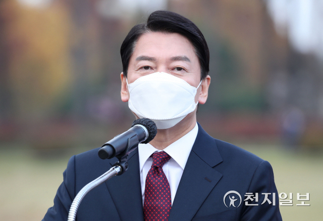 [천지일보=박준성 기자] 국민의당 안철수 대표가 1일 서울 여의도 국회 잔디광장 분수대 앞에서 제20대 대통령선거 출마 선언을 마친 뒤 취재진의 질문에 답하고 있다. ⓒ천지일보 2021.11.1