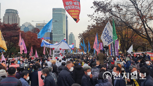 [천지일보=윤혜나 기자] 전국농민회총연맹, 한국친환경농업협회 등으로 구성된 ‘농민의길’은 17일 서울 영등포구 산업은행 본점 앞에서 ‘이대로는 못살겠다! 적폐농정 갈아엎자! 2021년 전국농민총궐기’를 결의했다. ⓒ천지일보 2021.11.17