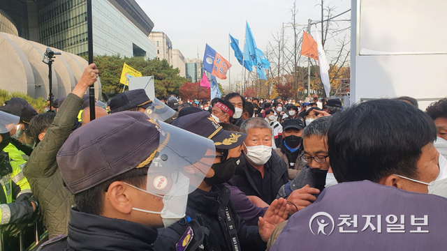 [천지일보=윤혜나 기자] 전국농민회총연맹, 한국친환경농업협회 등으로 구성된 ‘농민의길’은 17일 서울 영등포구 산업은행 본점 앞에서 ‘이대로는 못살겠다! 적폐농정 갈아엎자! 2021년 전국농민총궐기’를 결의하고 있는 가운데 조합원과 농민 사이에 다툼이 빚어지고 있다. ⓒ천지일보 2021.11.17