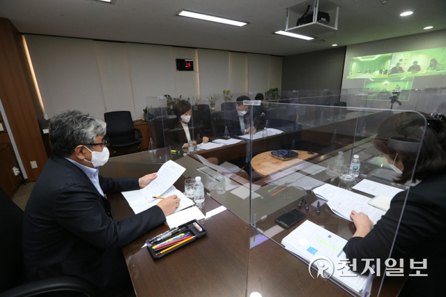 한상혁 방통위원장와 팀 스위니 에픽게임즈 대표 및 마크 뷰제 매치그룹 수석부사장이 17일 화상으로 면담을 진행하고 있다. (제공: 방송통신위원회) ⓒ천지일보 2021.11.17