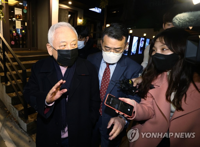 (서울=연합뉴스) 신준희 기자 = 김한길 전 민주당 대표가 17일 오후 용산구 사무실을 나서고 있다
