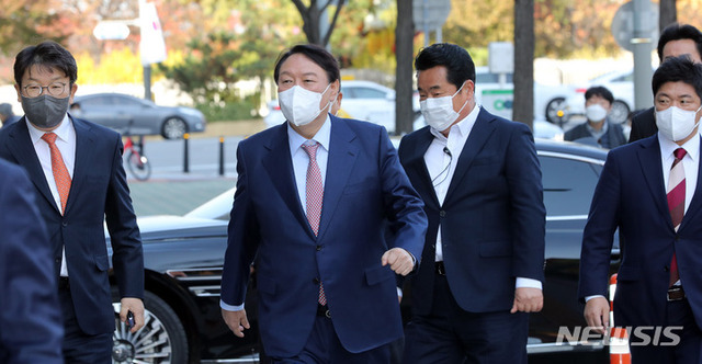 윤석열 국민의힘 대선 후보가 국민의힘 초재선 의원들과 오찬을 위해 16일 서울 여의도 한 식당으로 들어서고 있다. (출처: 뉴시스)