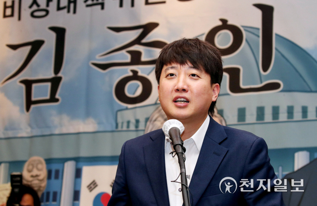 [천지일보=박준성 기자] 국민의힘 이준석 대표가 15일 서울 용산구 그랜드 하얏트 서울 호텔에서 열린 만화로 읽는 오늘의 인물이야기 ‘비상대책위원장-김종인’ 출판기념회에 참석해 축사를 하고 있다. ⓒ천지일보 2021.11.15