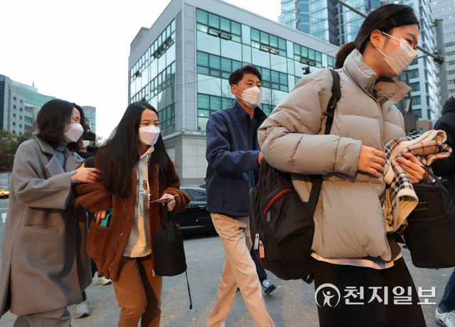 [천지일보=남승우 기자] 2022학년도 대학수학능력시험이 치러지는 18일 오전 서울 중구 순화동 이화여자외국어고등학교 제 15시험지구 제 20시험장 입구에서 수능 응시 수험생이 학부모의 응원을 받으며 고사장으로 들어가고 있다. (사진공동취재단) ⓒ천지일보 2021.11.18