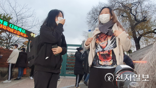 [천지일보=윤혜나 기자] 18일 2022학년도 대학수학능력시험 서울특별시교육청 제15시험지구 제20시험장인 서울 중구 이화여자외국어고등학교 앞에서 한 친구가 수험생인 친구를 응원해주기 위해 수험장에 방문했다. ⓒ천지일보 2021.11.18