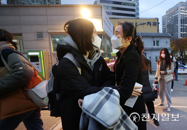 [천지일보=남승우 기자] 2022학년도 대학수학능력시험이 치러지는 18일 오전 서울 중구 순화동 이화여자외국어고등학교 제 15시험지구 제 20시험장 입구에서 수능 응시 수험생이 학부모의 응원을 받고 있다. (사진공동취재단) ⓒ천지일보 2021.11.18