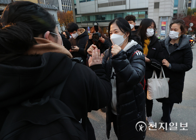 [천지일보=남승우 기자] 2022학년도 대학수학능력시험이 치러지는 18일 오전 서울 중구 순화동 이화여자외국어고등학교 제 15시험지구 제 20시험장 입구에서 수능 응시 수험생이 학부모의 응원을 받으며 고사장으로 들어가고 있다. (사진공동취재단) ⓒ천지일보 2021.11.18