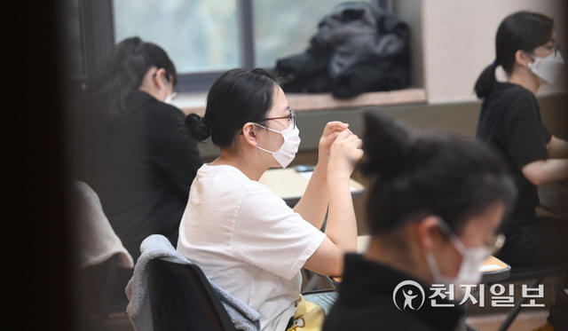 [천지일보=남승우 기자] 2022년도 대학수학능력시험이 치러진 18일 서울 중구 이화여자외국어고등학교 제15시험지구 제20시험장에서 수험생들이 시험 전 마음을 가다듬고 있다. (사진공동취재단) ⓒ천지일보 2021.11.18