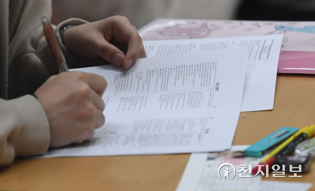 [천지일보=남승우 기자] 2022학년도 대학수학능력시험이 치러진 18일 오전 서울 중구 이화여자외국어고등학교 (제15시험지구 제20시험장)에서 시험장에 입실한 수험생이 1교시 시험을 앞두고 마지막 점검을 하고 있다. (사진공동취재단) ⓒ천지일보 2021.11.18